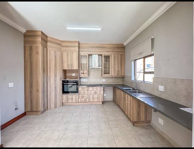 2 BEDROOM TOWNHOUSE FOR SALE IN RETIRE AT MIDSTREAM